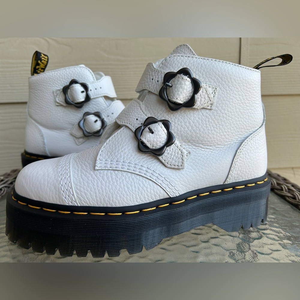 New! Women’s Dr. Martens “DEVON FLOWER” White Leather Platform Boots sz 9